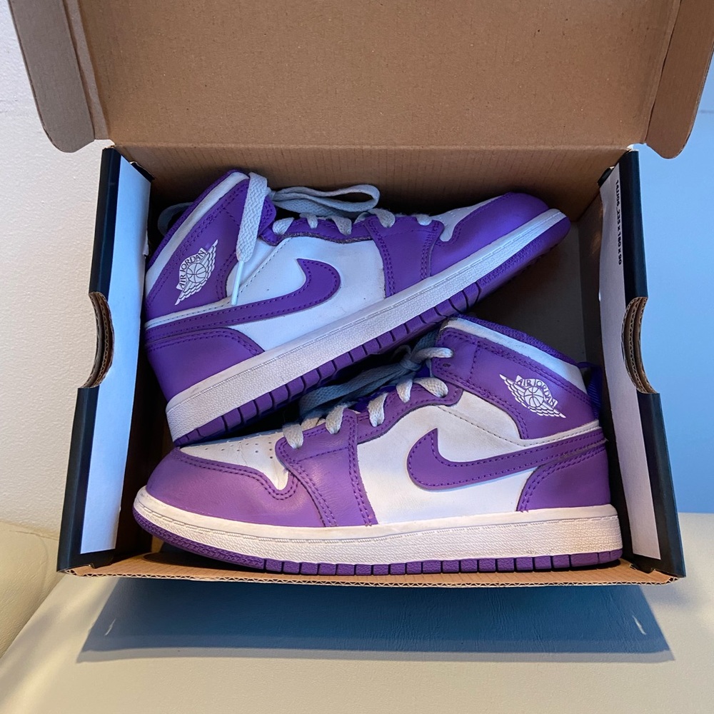 Jordan (NIKE) 1 MID purple and white size 1Y